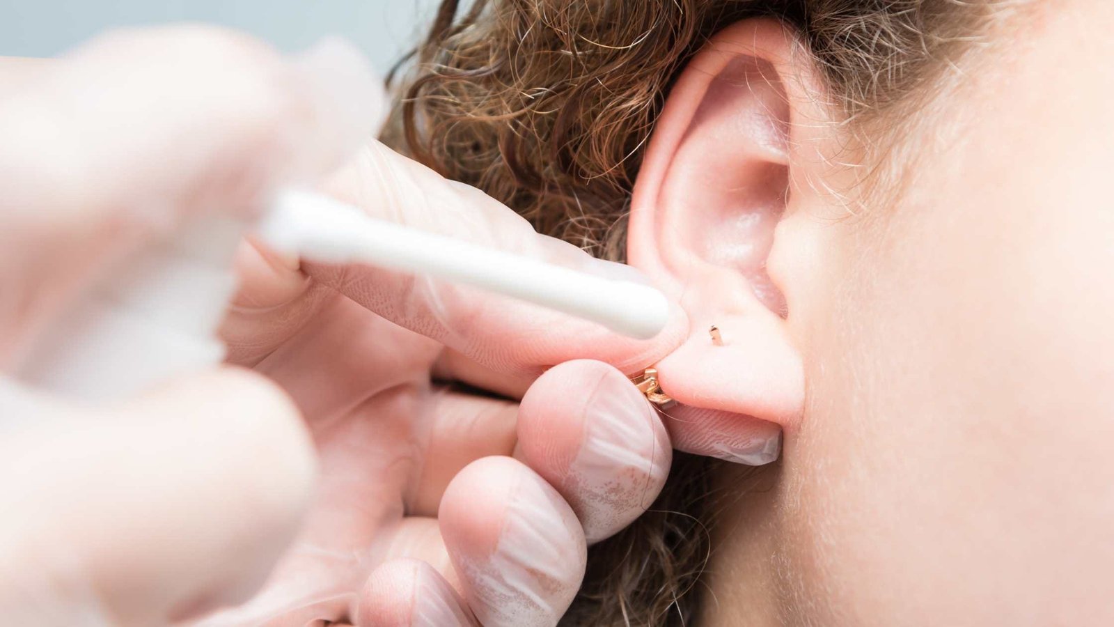 nettoyage de piercing à l'oreille